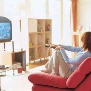 看電視時(shí)，如何避免誘發(fā)腰椎間盤突出癥？